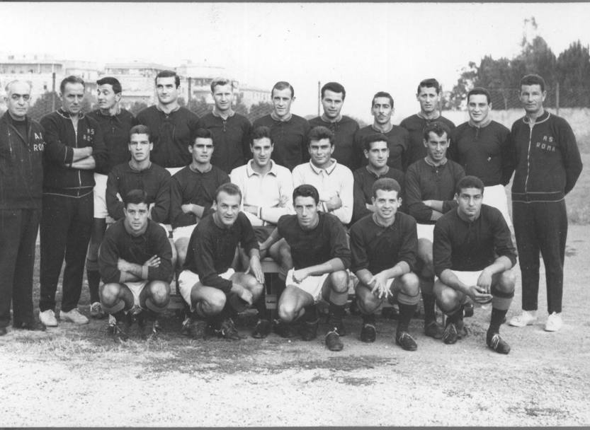 La Roma della stagione 1960-61. Ghiggia è il secondo da destra nella fila centrale, seduto tra il portiere Panetti e Pestrin. In quella Roma che vinse la coppa delle Fiere giocavano campioni del calibro di Manfredini, Schiaffino, Ghiggia e Lojacono, 